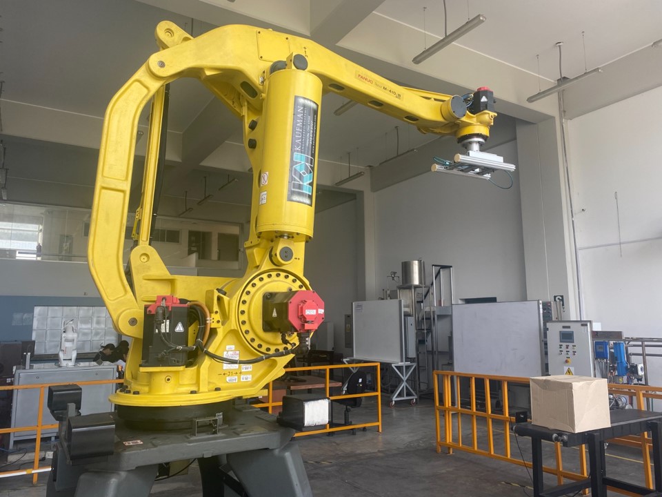 Robot FANUC en el Laboratorio de Control y Automatización