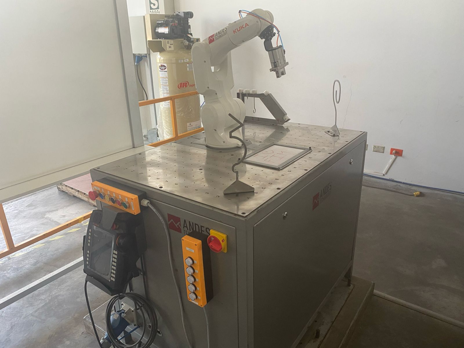 Brazo Robótico KUKA en el Laboratorio de Control y Automatización