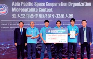 Lee más sobre el artículo Egresado UNI forma parte de equipo peruano que ocupó podio en Concurso Mundial de Microsatélites